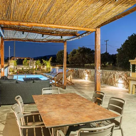 Vila Villa Arti Charaki