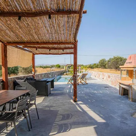 Villa Arti Charaki Vila *