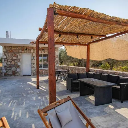 Vila Villa Arti Charaki