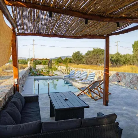Vila Villa Arti Charaki *