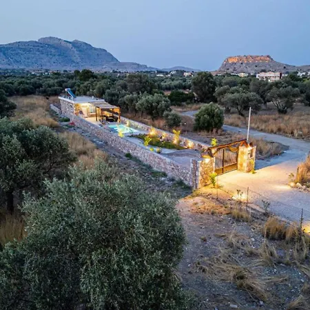 Vila Villa Arti Charaki *